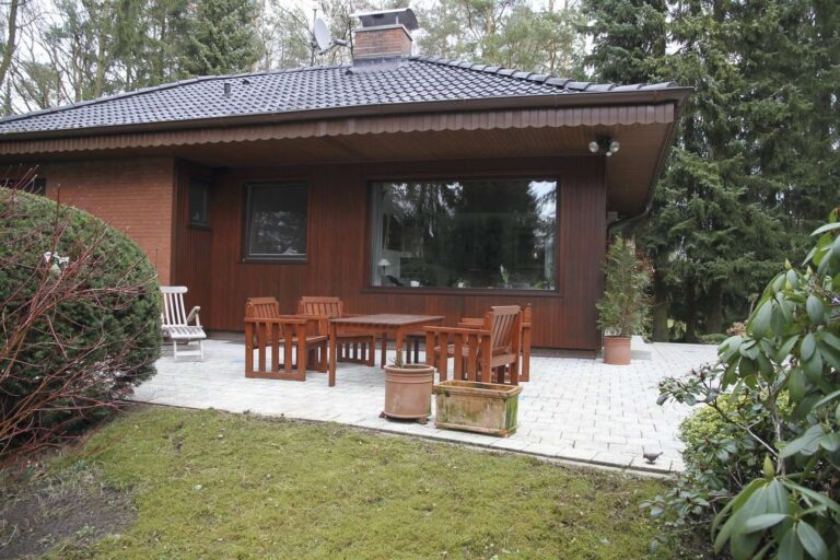 VERKAUFT! – Kleines Einfamilienhaus in ruhiger Lage auf großem traumhaftem Grundstück…