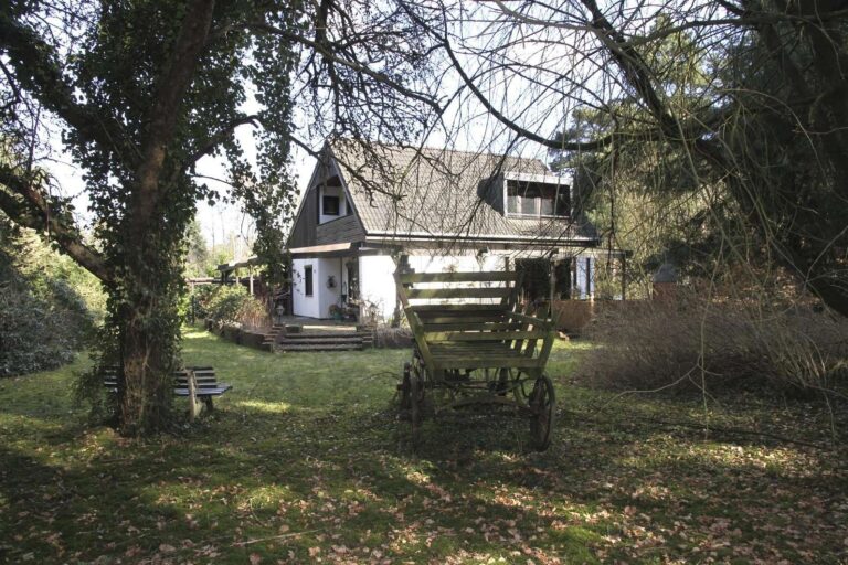 Einfamilienhaus mit viel Potential auf natürlich angelegtem großen Grundstück…