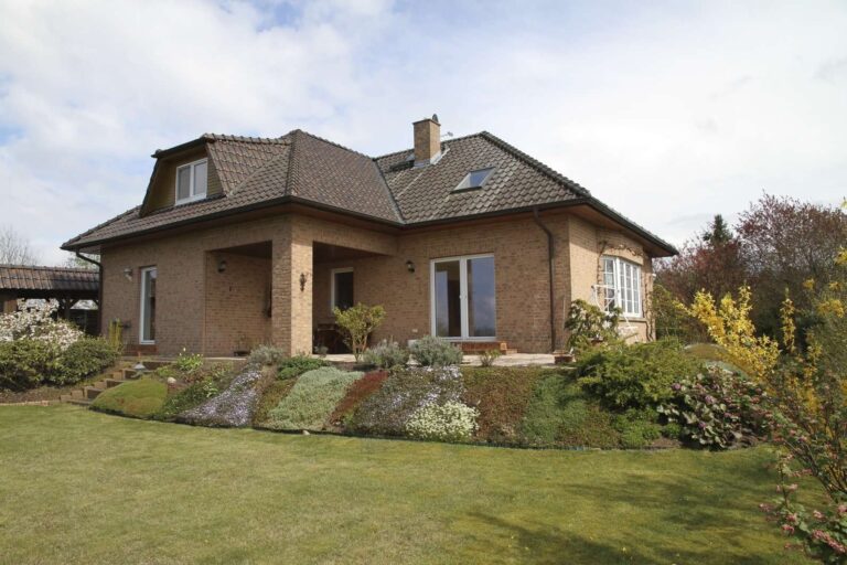 VERKAUFT!  Haus am See…  Wohnen wo andere Urlaub machen mit Einlieger- Ferienwohnung im DG