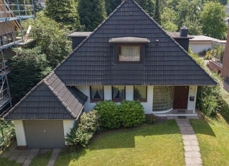 Solides Einfamilienhaus auf traumhaftem Grundstück