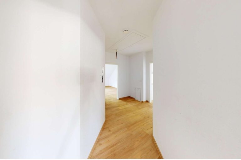 2-Zimmer-Wohnung inkl. zwei Garagenstellplätzen in zentraler Lage!