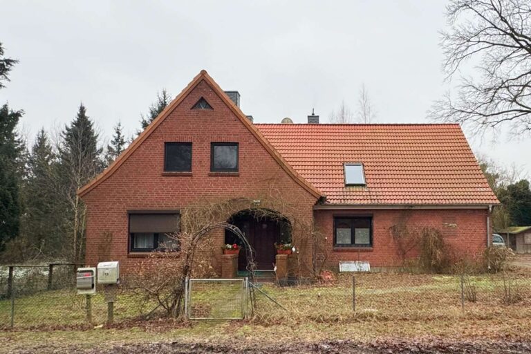 Sanierungsbedürftiges Zweifamilienhaus in ruhiger Wohnlage von Handeloh – VERMIETET !!!!
