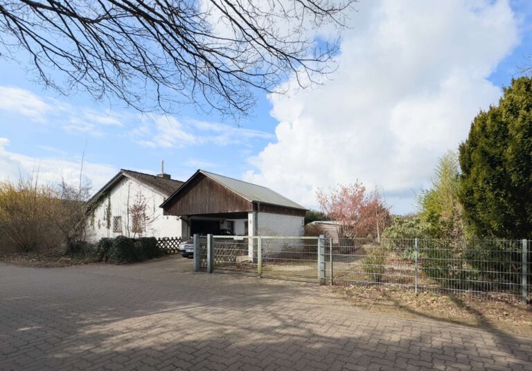 Einfamilienhaus mit großem Garten, Carport und viel Potenzial!