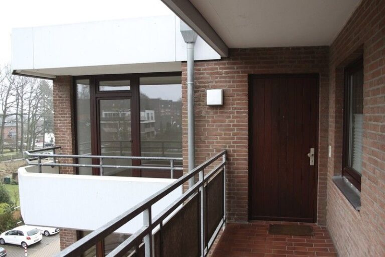 Modernisierte großzügige Drei-Zimmerwohnung