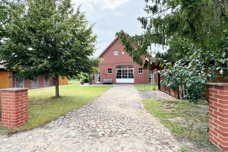 Idyllisches Landhaus mit Pferdestallungen, Weidefläche und viel Raum zum Leben!